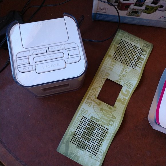 Venturer CR8030iE5 Dual Alarm Clock AM FM Radio Dock for iPod iPhone 2012 Skins - Picture 9 of 11